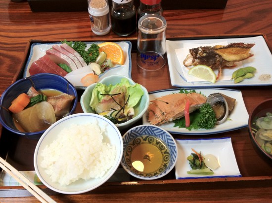 民宿日の出さんの夕食。とっても美味しく大満足。