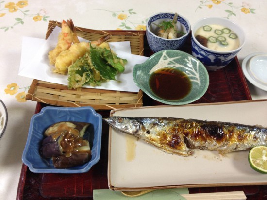 若松屋別館さんの夕食、どれも温かく美味しい。秋刀魚がかなり太っていた。