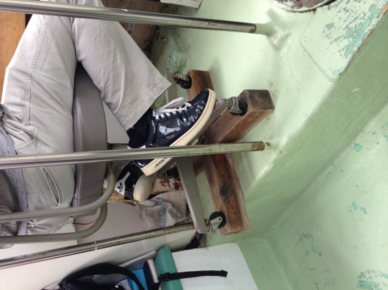 巡航船の船長さんの椅子が、コロコロのついた事務椅子だった！