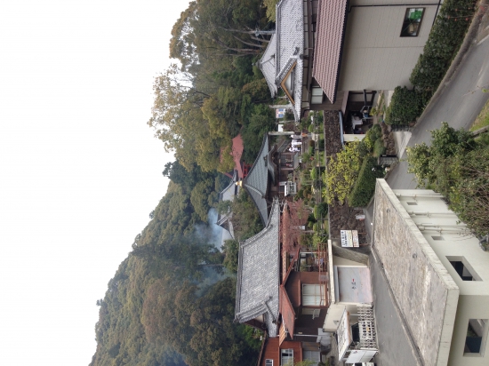 龍光寺の駐車場からお墓を上がった時の景色。龍光寺には団体遍路さんがまた到着していた。