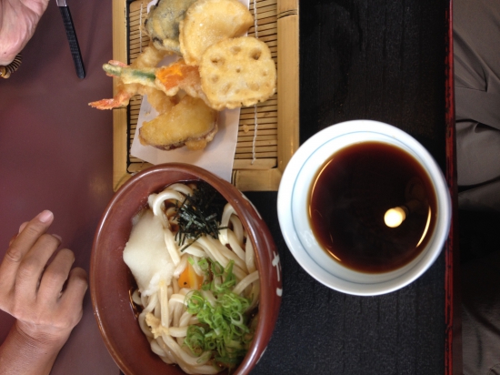 天ぷらうどんセットは人気のメニューで、ほとんどの人が注文していました。
