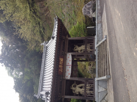 仙遊寺の山門。あとひと踏ん張りだ！