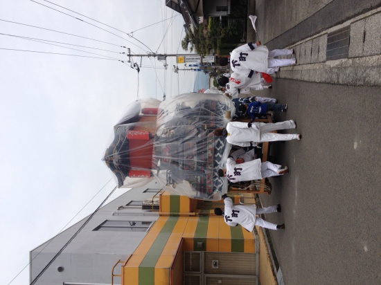 栄家旅館さんの手前でお祭りに出くわした。ダンディ水谷さんと二人で金剛杖をリズミカルに上下にしながら、山車の後ろを歩いた。その姿見て、東京の優しい男性が笑っていた。二人のおかげで、朝からの憂うつな気分はすっかり消えていたのだ。