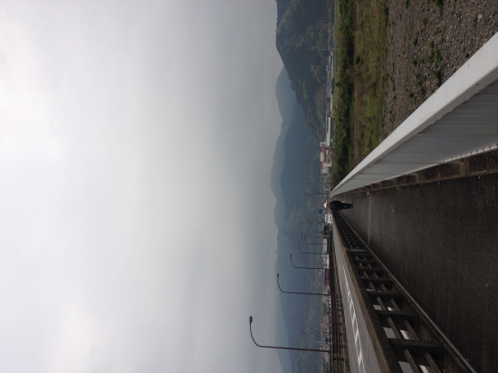 石鎚橋の遥か前方に横峰山が見える。雲で見えないが、その向こうに石鎚山があるようだ、、、見えないけど。