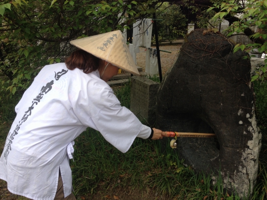 三回回るのは必要か不明ですが、二人の声援を受け、見事入りました！私と同じ後悔をしないよう、願い事はしっかり考えてから行うのがポイントです。