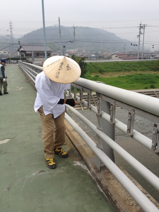 武丈公園近くの伊曽の橋。鉄琴がはめ込まれていて、誰でも鳴らすことが出来る。ダンディ水谷さんが嬉しそうに叩いて歩いた。