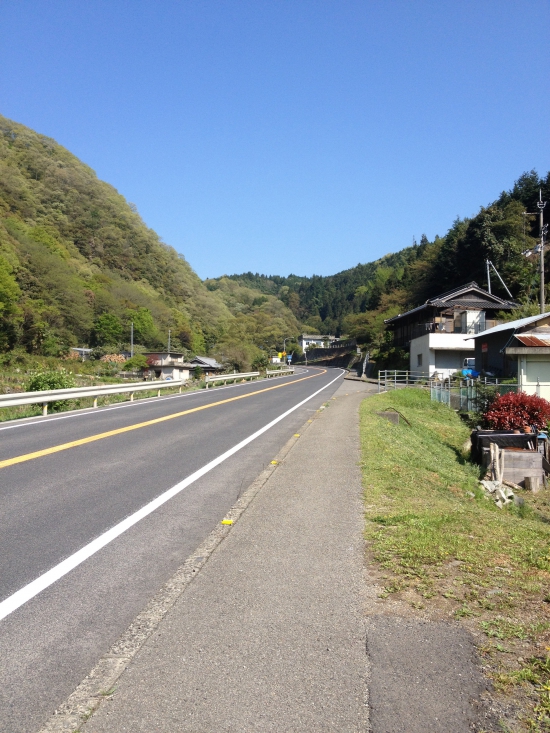 四月なのに灼熱の国道。久しぶりに暑さで体力消耗した。