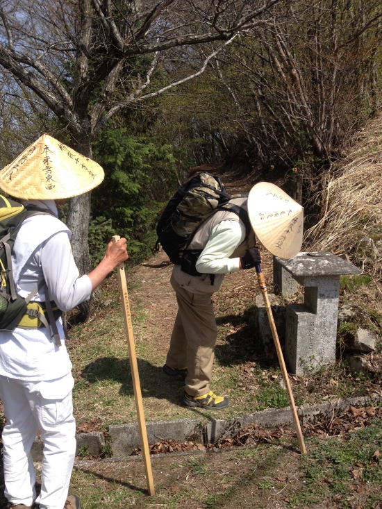 急勾配の山道への入り口。何かを見つけたダンディ水谷さん。