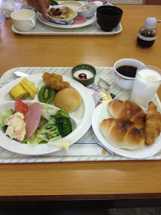 かんぽの宿の朝食はバイキング。ダンディ水谷さんは、自分が食べきれない分を私の方にそーっと寄せてくるのだ。しかし、私も食べ過ぎなくらい取ってきているので、押し付け会いになる。