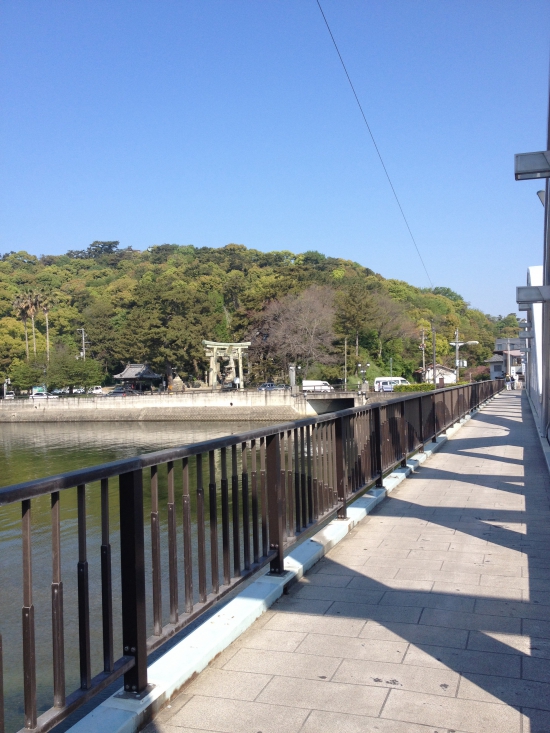 財田川を渡る。左手に見えるのが琴弾八幡宮の鳥居だ。