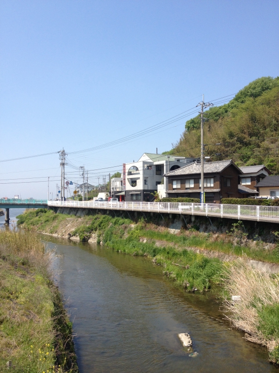 かなくまさんを通過して直ぐの小さな橋を渡る。振り返るとお店が見え、お饅頭が恋しくなった。