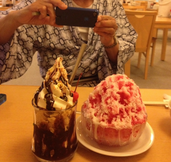 食後のデザートタイム。あ・うんの呼吸で注文したのはカキ氷とチョコレートパフェ。カキ氷は東京の優しい男性、チョコレートパフェは私だ。