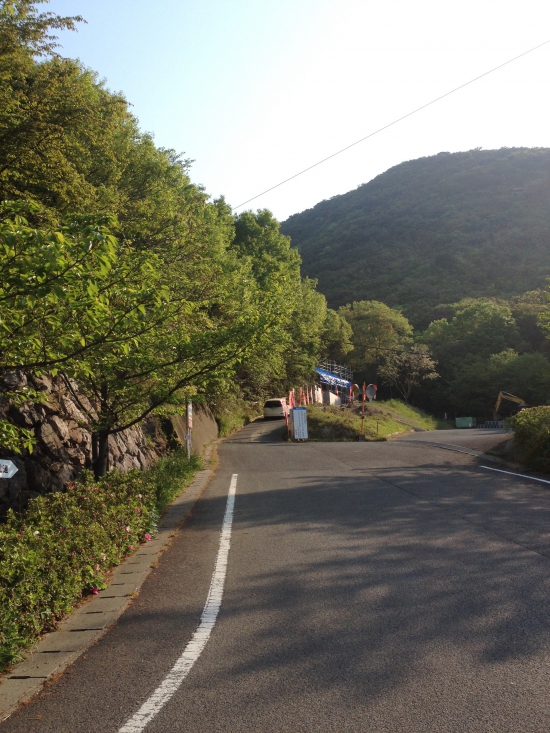 宿から弥谷寺へ向かう最初の上り坂。ここからが長い。