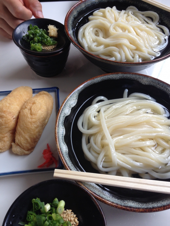 幸い席が空いていた。四国のうどんは安くて美味しいのだ。毎日うどんでも飽きない。