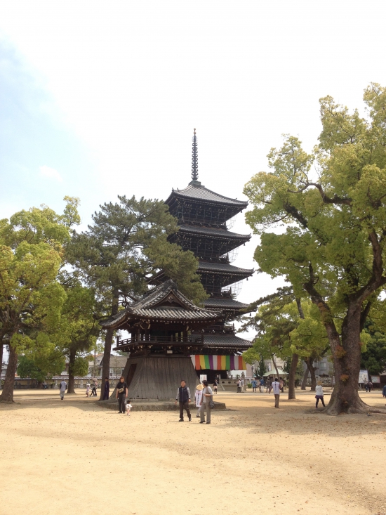 本堂前にある五重塔。境内はいままでで一番広かった。