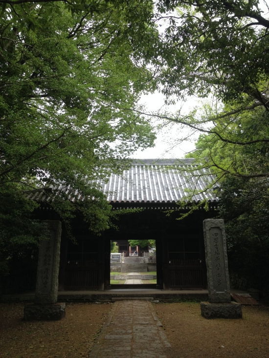 屋島寺の山門に到着。この時まさか菅笠に毛虫が乗っていようとは、知る由もない。