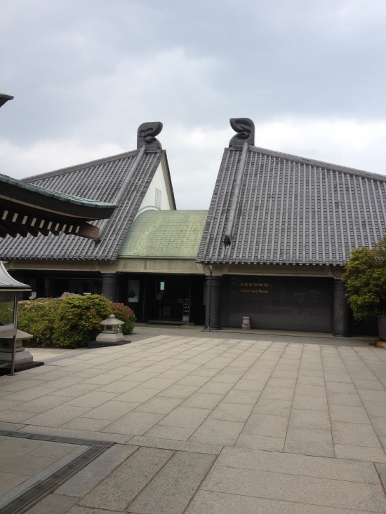 屋島寺は高台にありますが、敷地が広く、立派な建物があります。納経所にもお守りは売っていますが、こちらの建物にもお守りや落雁が売っていました。