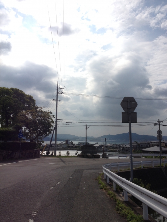 上ってきた山門とは逆にある駐車場へ遍路道は続いています。アスファルトの車道をくねくねと下って行きます。