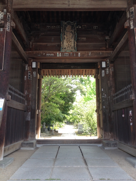 志度寺到着！お菓子が散乱した。