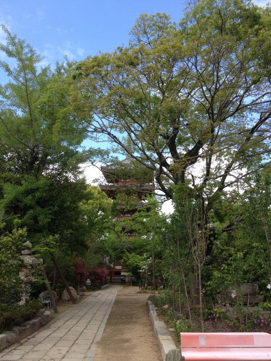 志度寺の境内は広く、木々が生い茂り五重塔がそびえ立つ。