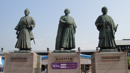 高知駅前広場の竜馬などの銅像レプリカ