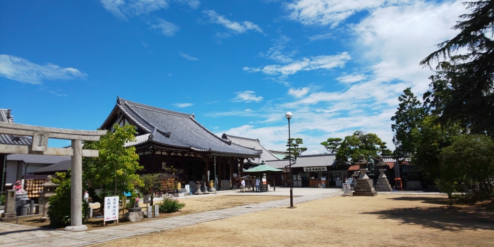 本堂 青空がとてもきれいでした