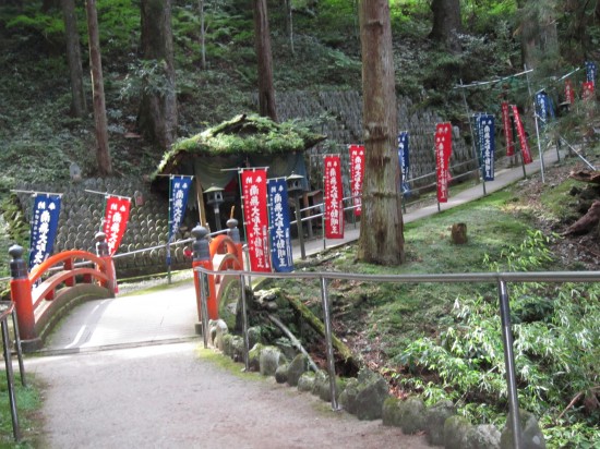 お地蔵さんが見えてきました。橋が見えてきたので金剛杖つくのやめて