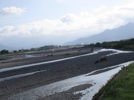 昔はよく、氾濫の多い暴れ川であったと伝えられていました。また、日本で唯一、人の名前がつけられた川だそうです。「足立重信」が、「加藤嘉明」公(松山城主)の命で、大工事を行い、川の流れを変え、水害をなくしたそうです。その後、「重信川」となりました。