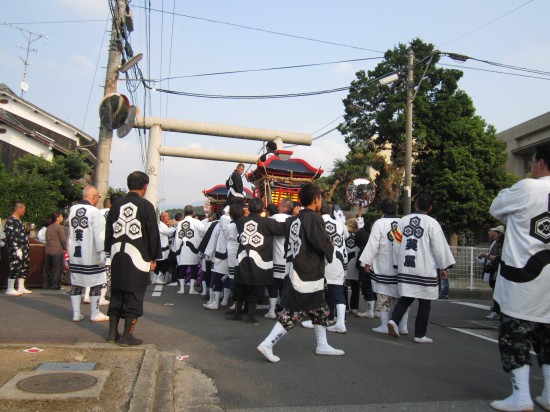 さていよいよ、神輿落としが始まります。