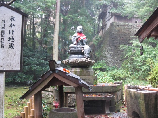 水かけ地蔵さんです。水かけなくても今日は、水かかってました。(雨)