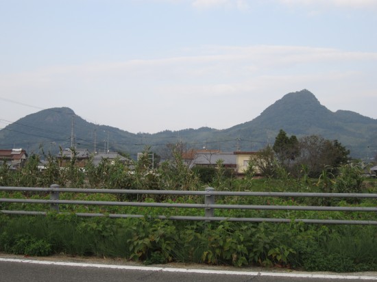 さ~て。鎌大師に向けて出発！立岩川付近から撮影した「腰折山」です。