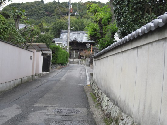 遍路道、左に曲がると、遠くに「浄土寺」が見えます。まっすぐ直線の先に見えると、もう少し！いくぞ~！って気持ちになります。だいぶ足が来てたので、途中3度ばかし座って休みましたが(^^；