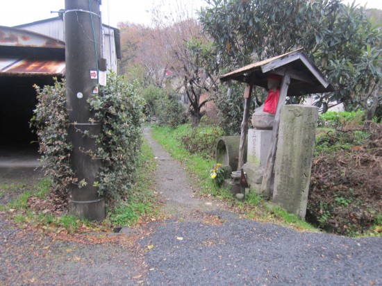 山道おりて結構歩いた~。遍路案内の距離見たら1.5Km。まだ、半分じゃん(^^；この時、先輩からTELあり、71番に今到着したとのこと。このペースだと、73番くらいで追いつかれるかな。