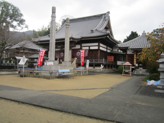 雨が降り出したので、ここでしばらく雨宿り。43番はすぐそばだし。足ほぐしとこ