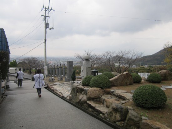 73番でもしばらく待ったが自転車チーム追いつかず。雨宿りしてる？雨もやんだし74番へ向けて出発。ここで、本日、初めて歩き遍路さんと遭遇。若い学生さん？でした。