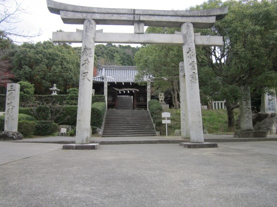 右手に神社