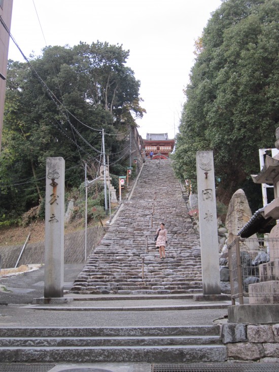 ここから、はちあわせの祭りの神輿がでるらしい。松山の祭りあまり興味ないので知らんかった。確かに立派な神社です。ま~俺の中では、神社は、「生石八幡」が1番やけど~