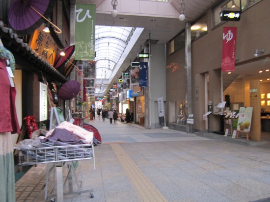 商店街です。この先真っ直ぐ進むのが太山寺への遍路道でしたが本日ここにて打ち止め。次は道後から打ちます！