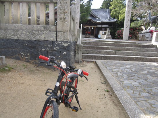 自転車を降りて気づく。。。もう着いてる。振り返ると神社。神社の右の裏口が遍路道になってるとわ(^^；