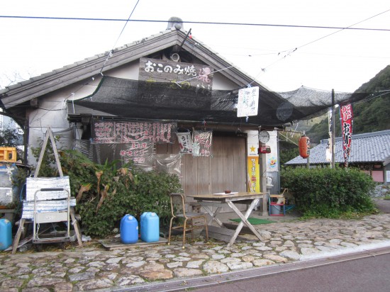 ここで、昨晩は夕食を食べました。天体望遠鏡で、お店のお父さんが、金星と月を見せてます。月なんかクレータまで見えました。初めてだったのでちょっと感動。また、来ます。