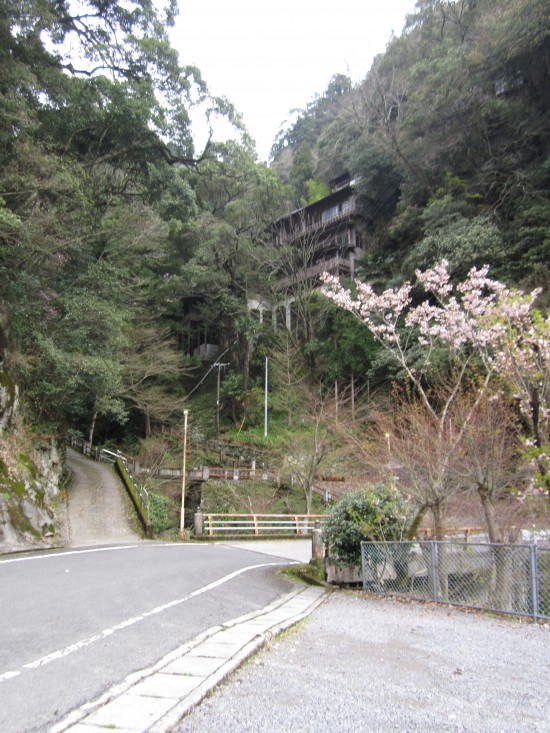 道中、ガソリン点滅しはじめてあせった。別格「仙龍寺」です。