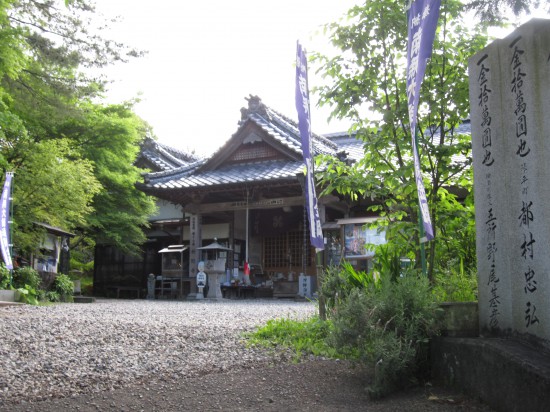 別格17番「神野寺」です。満濃池のそばにあります。前回は「善通寺」から朝一で参拝したところ。風がものすごく強かった。