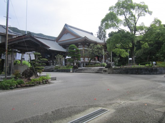 はじめて神社側より入ってきました。１回目は、ナビを信じてとんでもない道にはまり(^^；それ以降は、裏から。