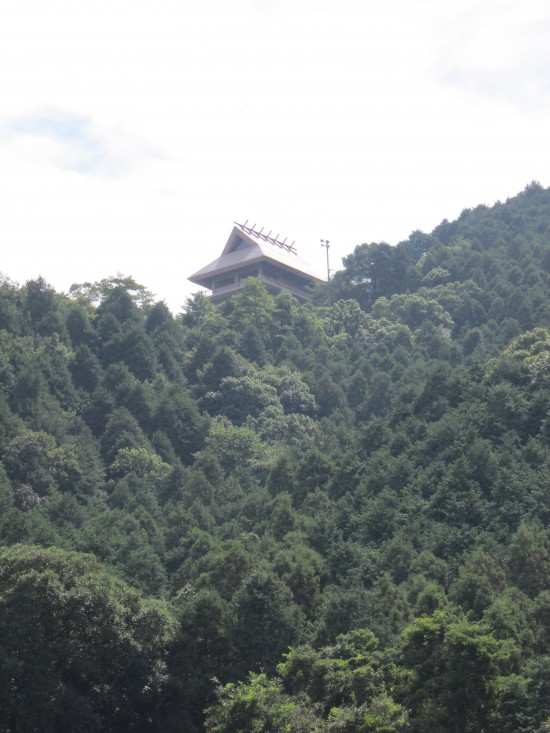 山の上になにやら。。。なにあれ？？