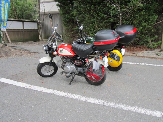 作戦ドックの「霊山寺」駐車場。んんー右向いたら知ってるバイクが(^^；この日「霊山寺」は打つつもりは無かったのですが、来てるのしってて挨拶しないのもどうかなっと思って寺の中でしばし立ち話しを。また月曜日からみんなあいますけどね(^^；；