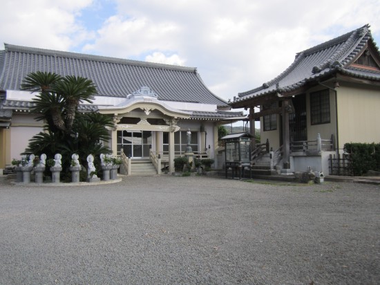 番外霊場「十輪寺」です。このあたり、この週末、タヌキ祭りだったみたいです。
