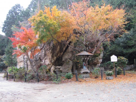 この岩が降ってきた。。(^^；　落石注意！「危険×２」