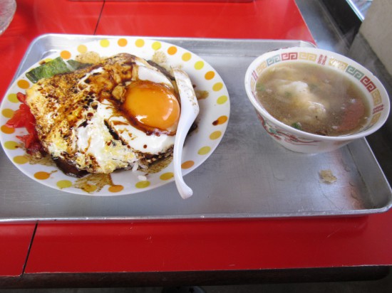 近年流行し始めた「今治豚玉子飯」を頂きました。愛媛県人のくせに始めて頂きました。だって最近だもんこんなの言いだしたのー。「バリィ」さんも頑張ってるし食べとかないとっと思いつつ頂きました。　ん　が　「これマジっで！」って言うくらいおいしかったです。ただ食べたには菊間なので松山？？次は今治で。