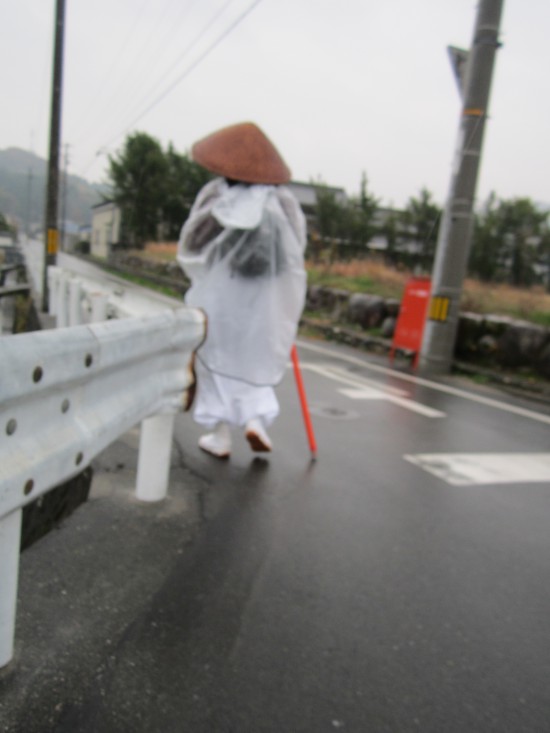バスを降り、先達さんの後ろを「金魚のふん」ごとく付いていきました。(^^；　雨がそこそこ降って来たのでポンチョ装備で