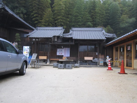 ご住職のお話を、写真右「→」の屋根下で頂き、いよいよ「仙遊寺」に向けて遍路道へ！っと思ったのですが、雨が多く大勢での移動は危険と言うことで、急遽アスファルトの道を行く事に変更となりました。